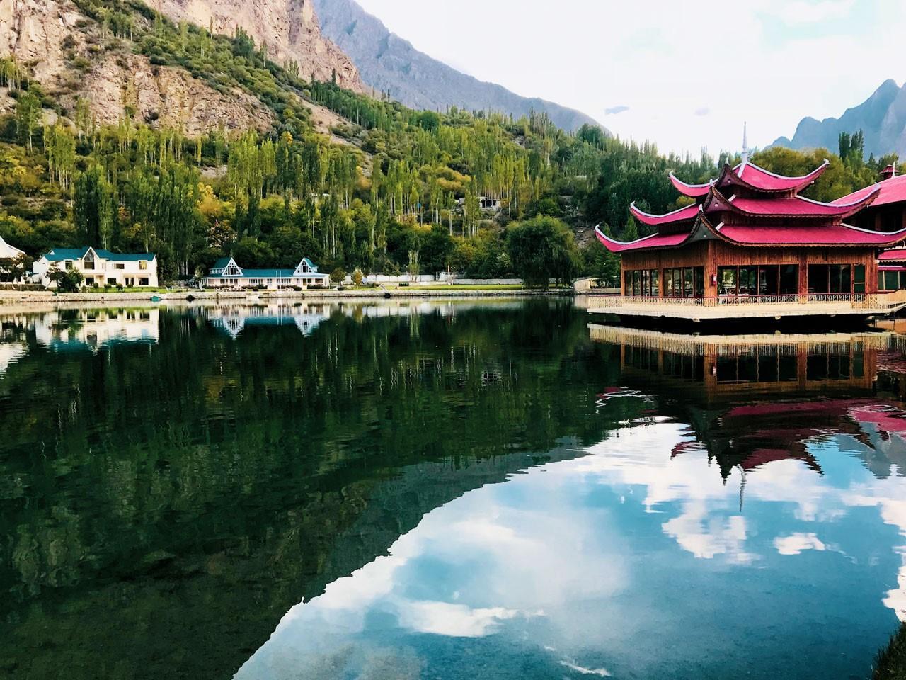 Mesmerizing Kachura Lake