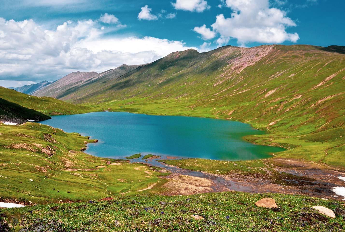 The stunning Dudipastsar Lake