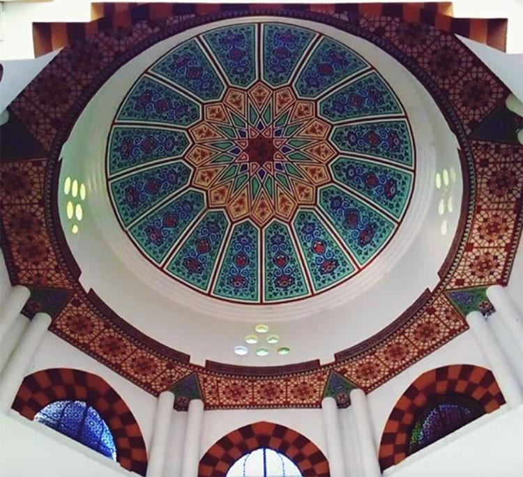 Beautiful architecture of the tomb Bari Imam