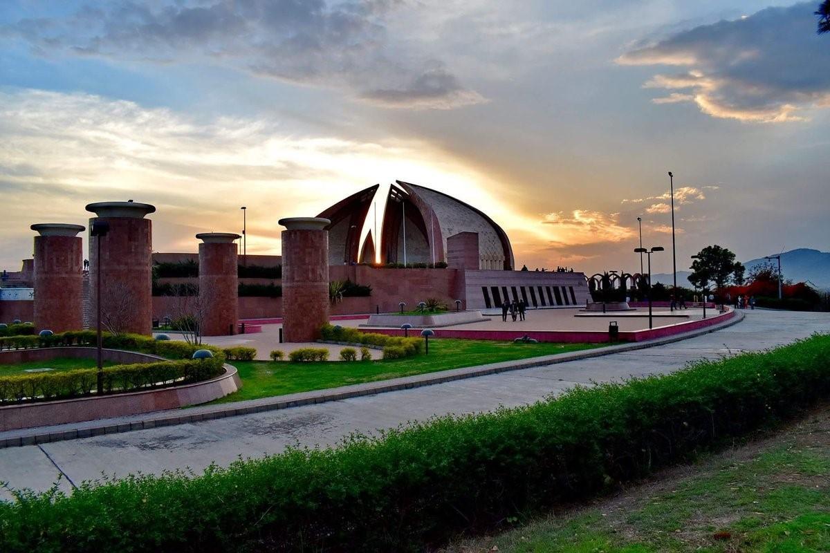  The magnificent pillars represent Quaid’s motto; Unity, Faith and Discipline