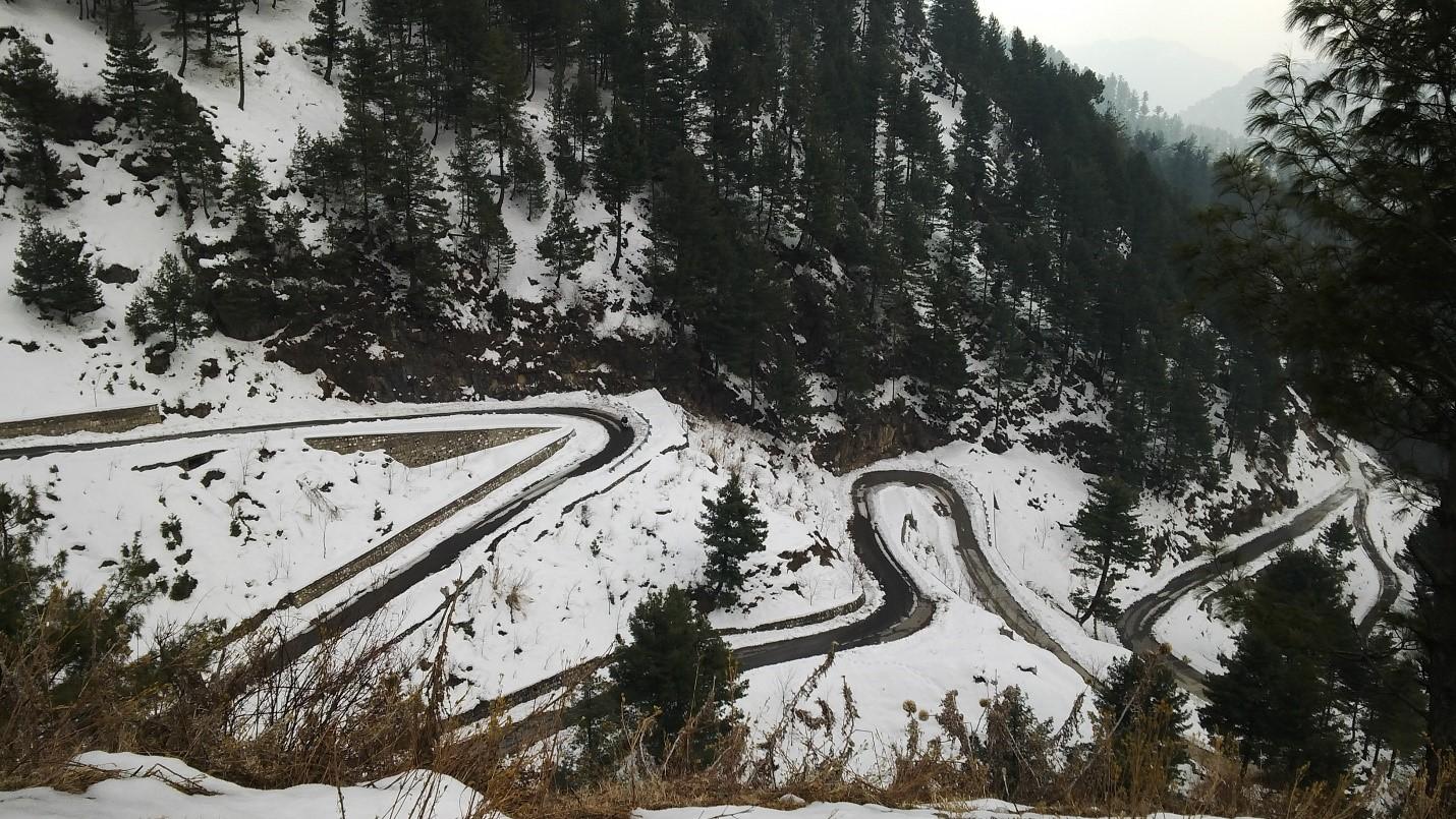 The curvy and scenic road to Thandiani