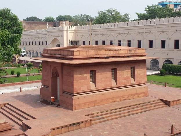 Mazar of Allamah Iqbal